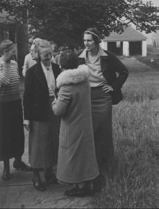 Suzanne Gieser -Dream Symbols of the Individuation Process- Introduction 3 009 Participants at Bailey Island. The first woman on the right is Rosamond Taylor. The first woman on the left is possibly Esther Harding