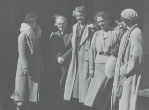 Suzanne Gieser -Dream Symbols of the Individuation Process- Introduction 2 Figure 9. Participants at Bailey Island. The first woman on the left is Margaret Doolittle Nordfeldt. The second woman on the